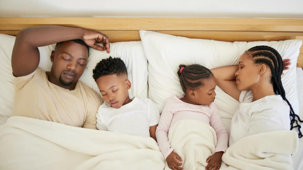 Co-sleeping, pro e contro di far dormire i bimbi nel lettone con i genitori.