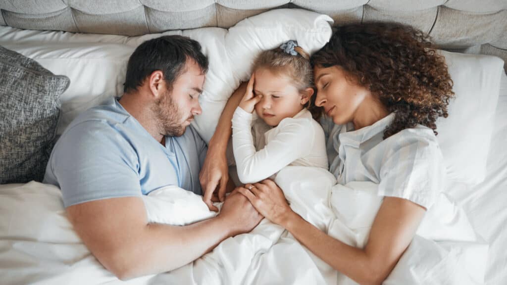 Vantaggi e svantaggi di far dormire i bambini con i genitori
