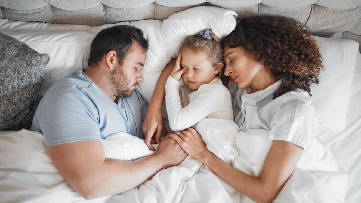Vantaggi e svantaggi del cosleeping: genitori e bambini che dormono nella stessa stanza