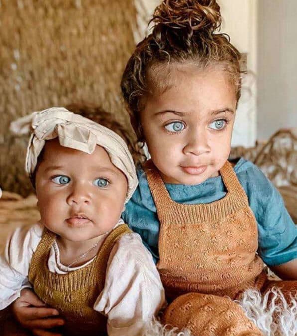 Una coppia interraziale ha conquistato il mondo con la bellezza dei loro figli dagli occhi dal colore raro