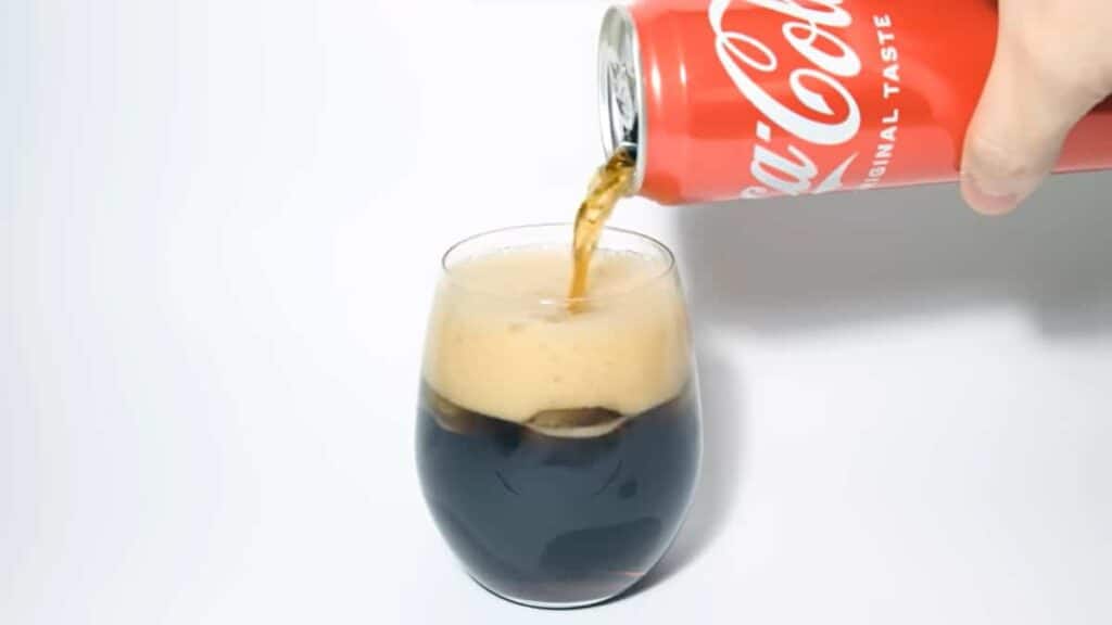 Un uomo lascia all'aria i bicchieri di Coca-Cola e Coca-Cola Zero per 100 giorni per vedere cosa succede