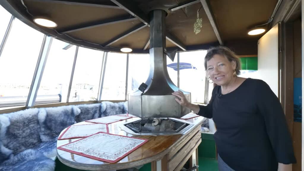 Pamela trasforma un vecchio rimorchiatore in una casa galleggiante