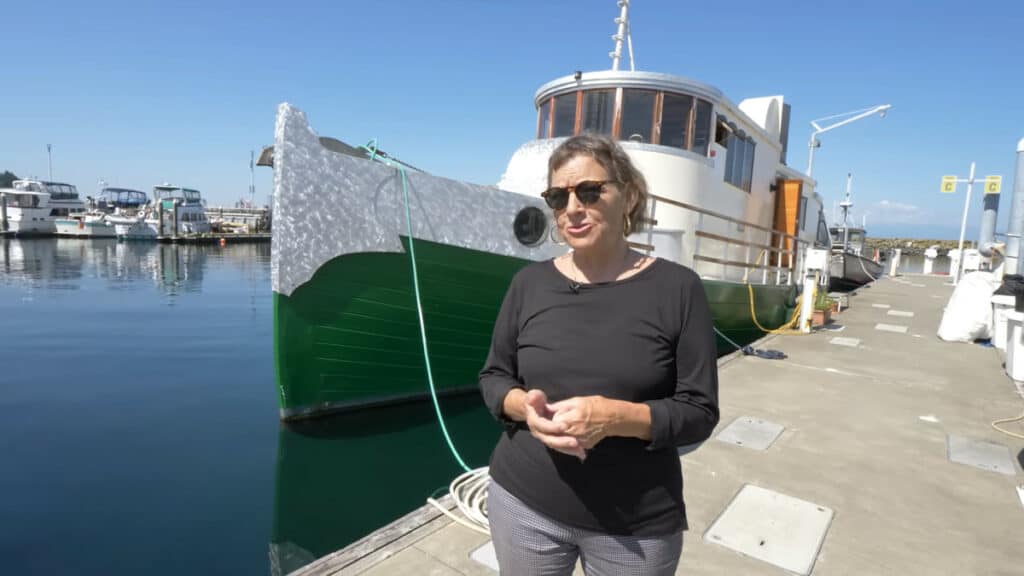 Pamela trasforma un vecchio rimorchiatore in una casa galleggiante