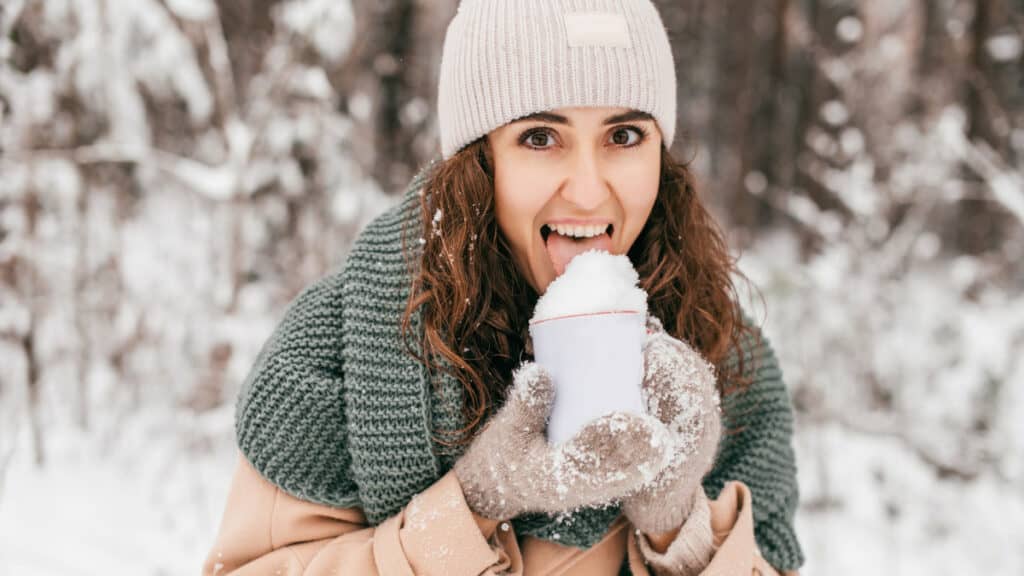 Tutto ciò che devi sapere sulla sicurezza (e non) di mangiare la neve