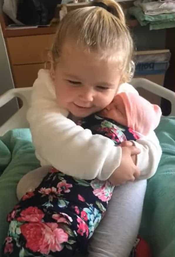 Bimba di 3 anni abbraccia la sorellina per la prima volta