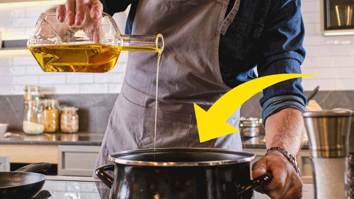 Metti l’olio nell’acqua che bolle: una tecnica sorprendente! Ecco il perché