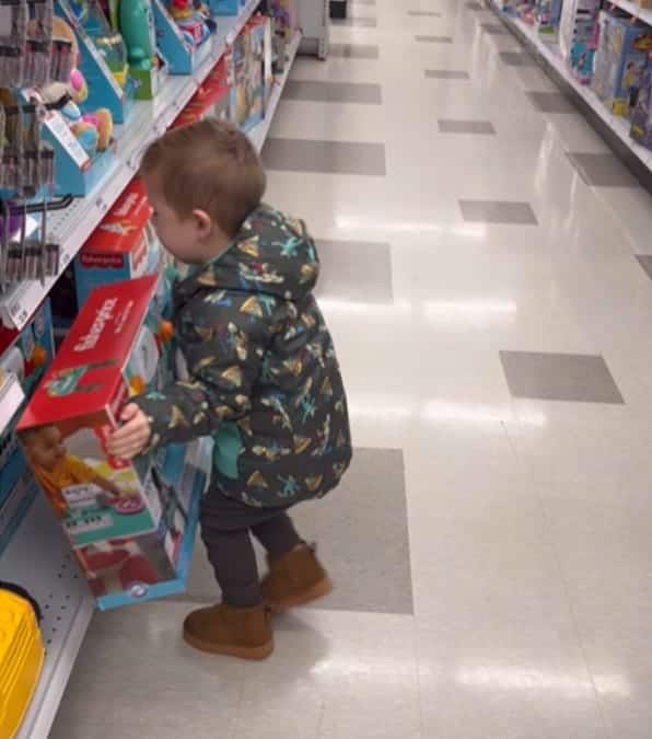 un bambino di tre anni trova un modo ingegnoso per scegliere il giocattolo