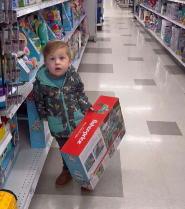 un bambino di tre anni trova un modo ingegnoso per scegliere il giocattolo