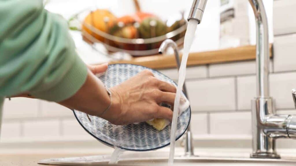 Non lavare mai i piatti a mano in questo modo. Questo è l