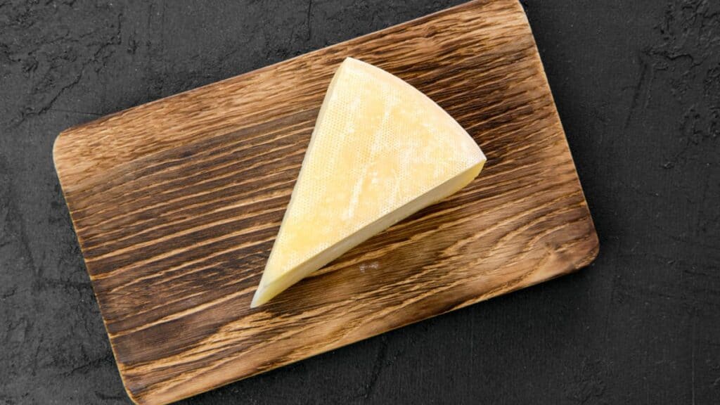 Muffa sul formaggio: quando è sicuro consumarlo e quando è meglio evitarlo