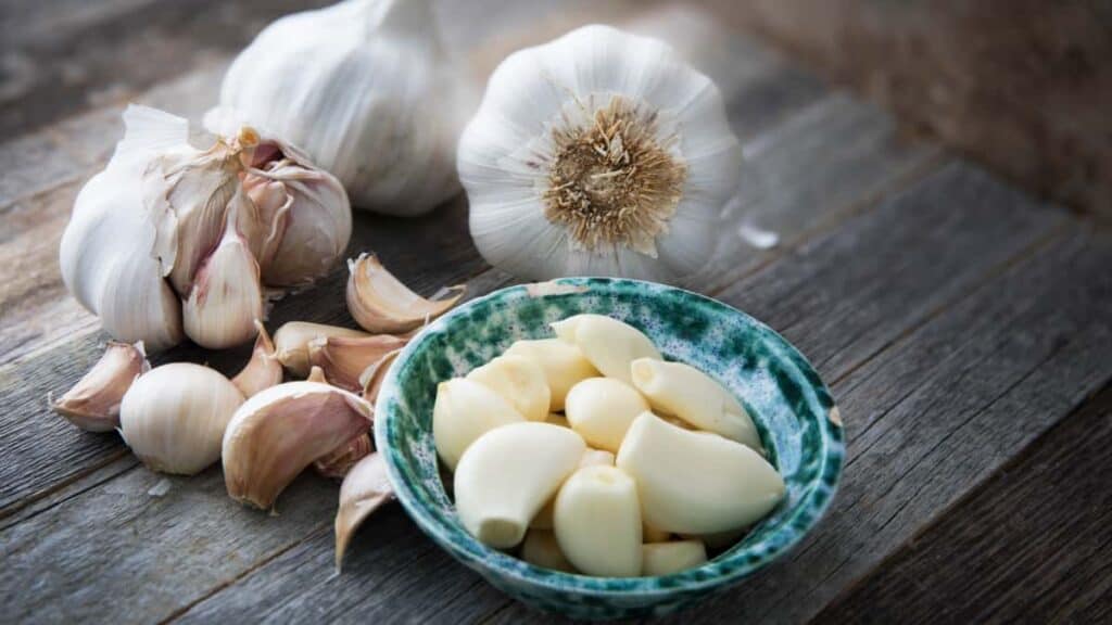 4 trucchi semplicissimi per conservare l'aglio