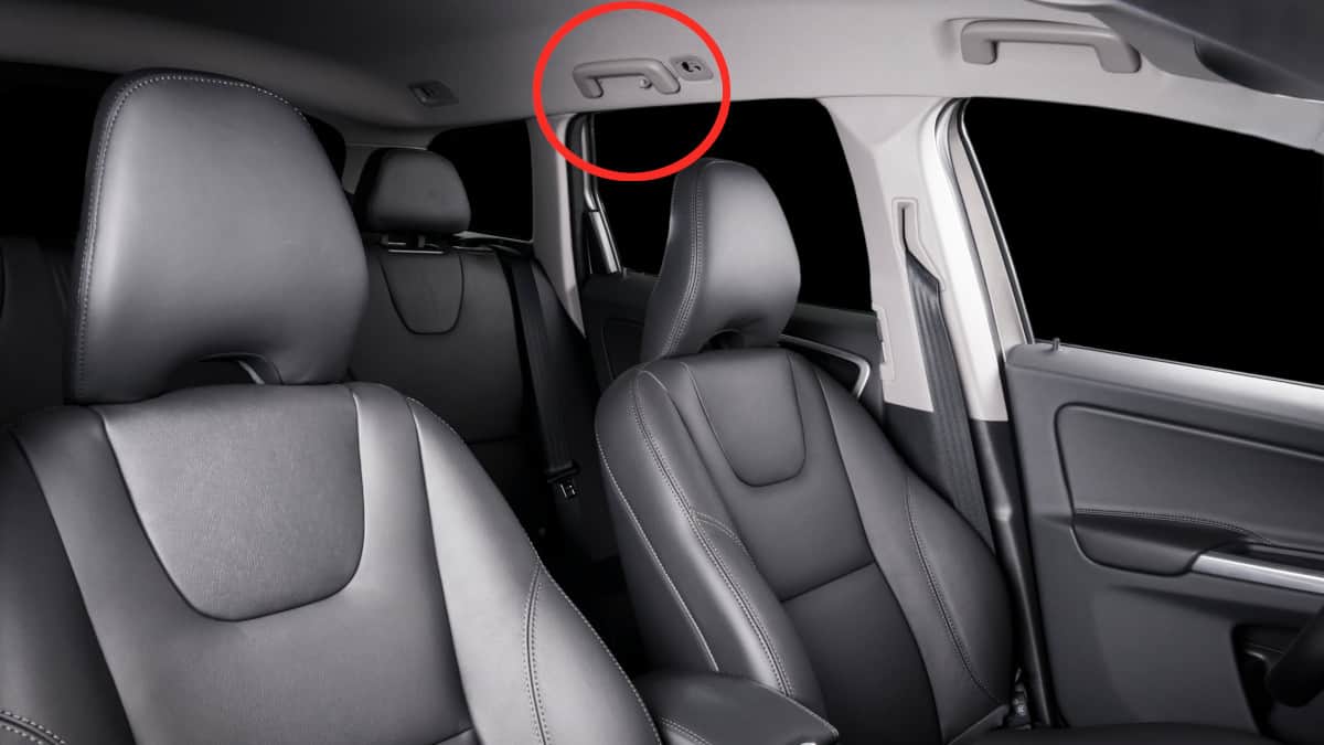Qual è lo scopo delle maniglie sopra i finestrini delle auto? Non è per tenersi durante le curve né per appendere abiti