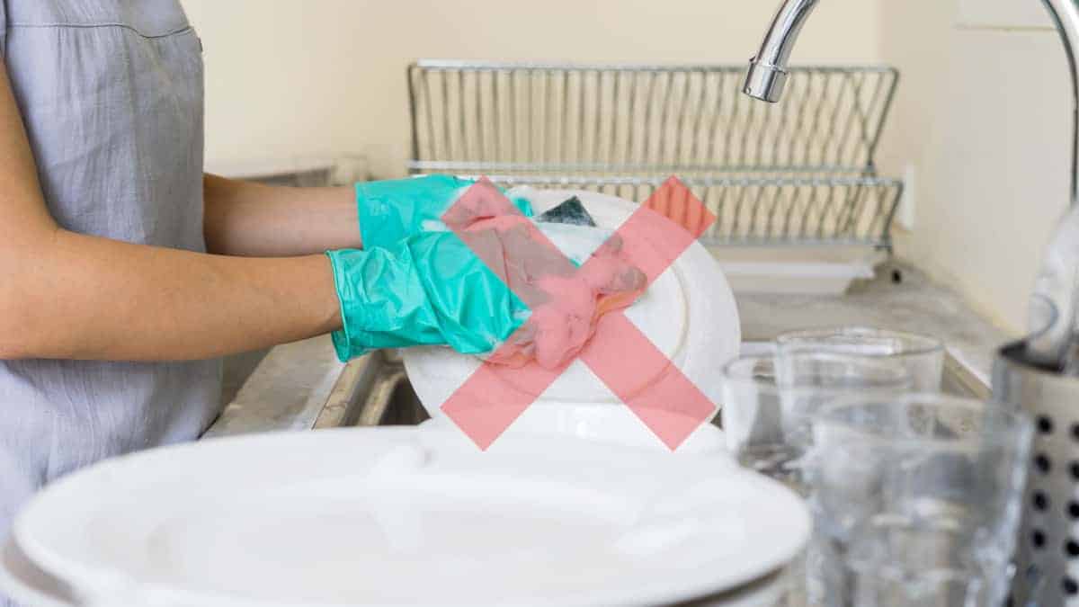 Evitate di lavare i piatti a mano così: l’errore comune da evitare e le sue conseguenze