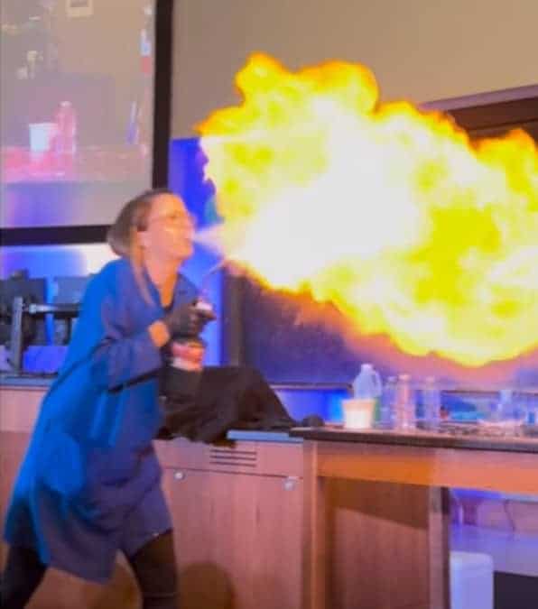 Kate Biberdorf: l'insegnante di chimica che trasforma le lezioni in spettacoli virali