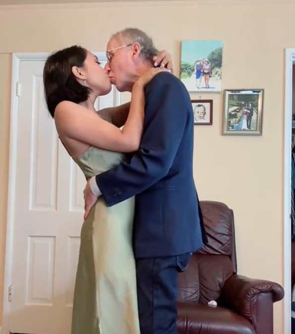 Una donna di 28 anni ha sposato un uomo di 70 anni, conosciuto su un'app di incontri