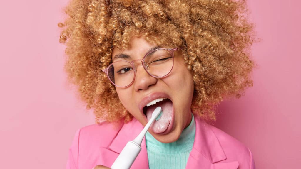 Ecco perché è importante lavare anche la lingua durante l'igiene orale