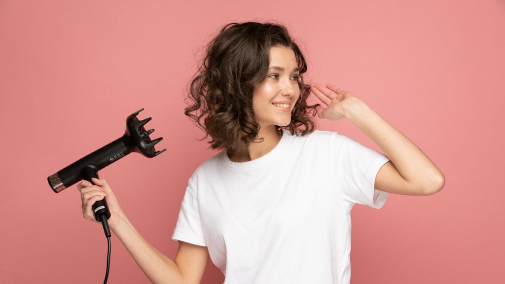 4 consigli utili per asciugare i capelli senza rovinarli