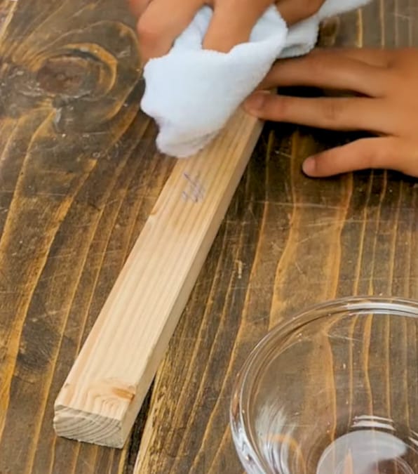 come eliminare le macchie dal legno con metodi naturali