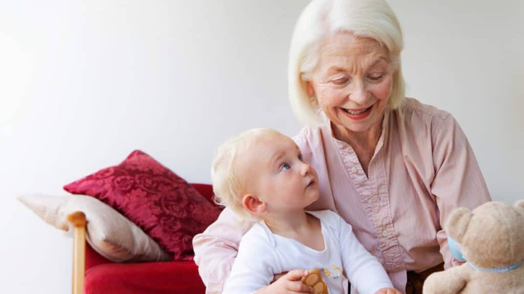 il legame genetico e l'amore che legano le nonne materne ai nipoti