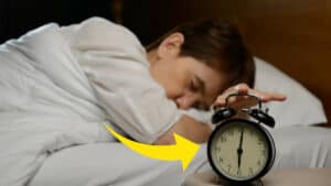 Posticipare la sveglia: abitudine malsana o risveglio graduale benefico?
