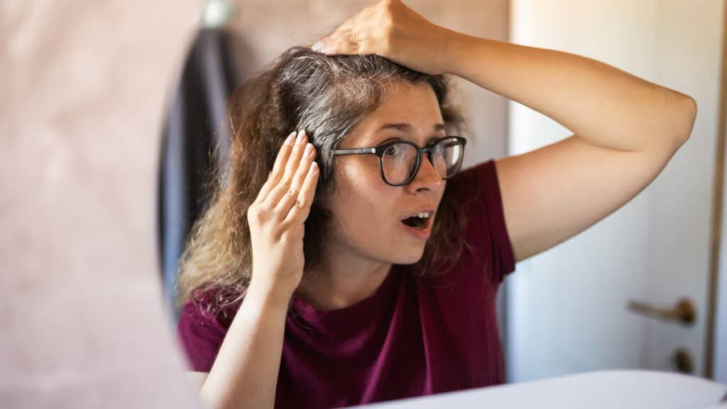 come utilizzare il caffè per nascondere i capelli grigi in modo efficace e naturale