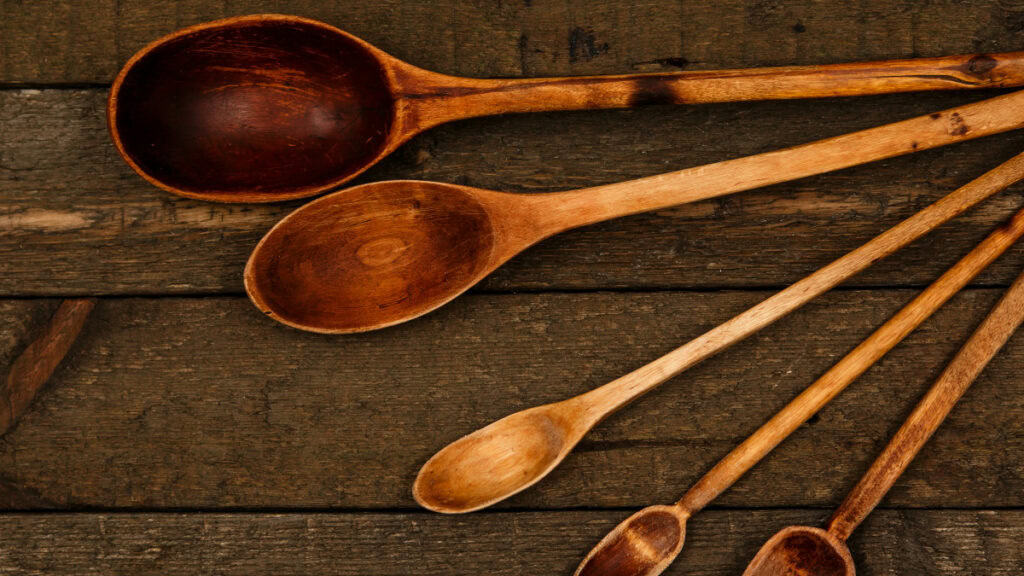 Come mantenere puliti gli utensili da cucina in legno