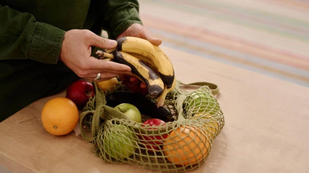 Perché i Moscerini della frutta invadono la tua cucina e come eliminarli