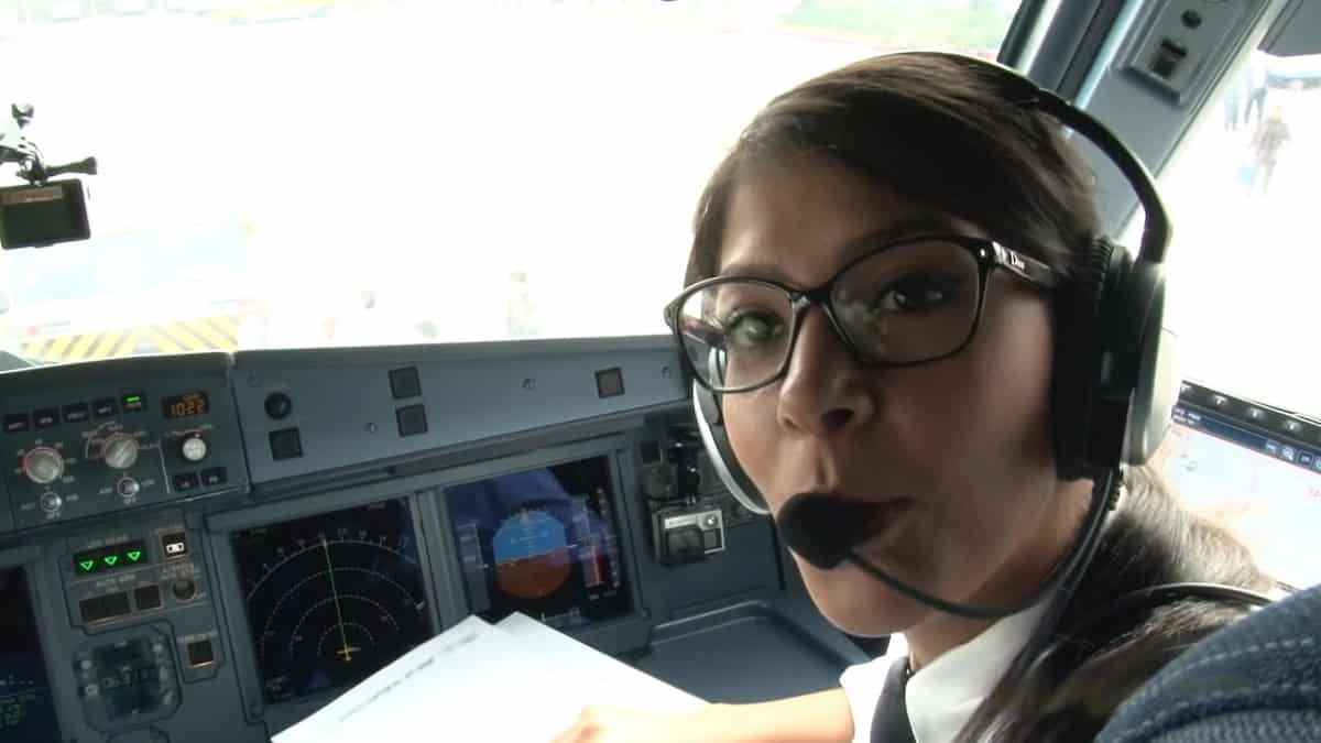 Pilota esperta nonostante l’apparenza: nessuno crede che questa ragazza guidi un aereo. Guarda il video!