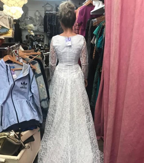 Cat Wilkinson e il suo abito da sposa trovato in un negozio dell'usato