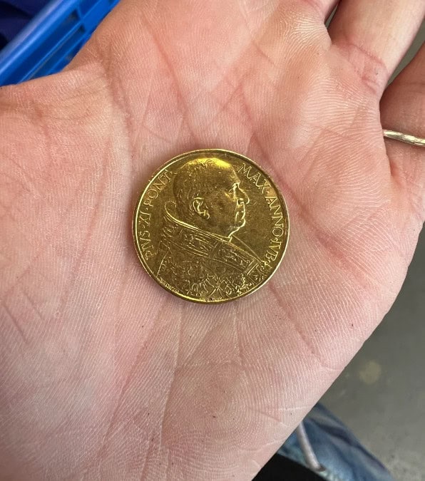 La moneta da 100 lire d'oro nascosta nella valigia di seconda mano