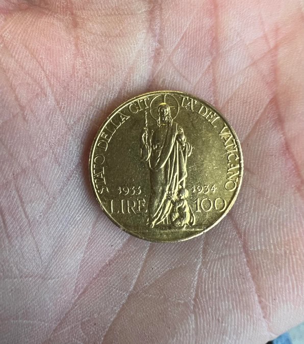 La moneta da 100 lire d'oro nascosta nella valigia di seconda mano