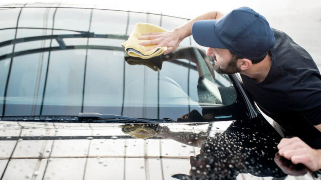 Come mantenere puliti i finestrini dell'auto con prodotti facili da reperire