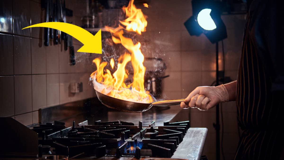 Come poter agire tempestivamente per spegnere il fuoco che divampa improvvisamente quando si usa l’olio in cucina.