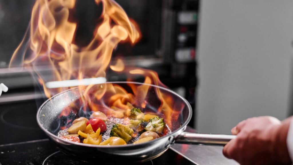 Cosa fare se l'olio prende fuoco mentre si cucina