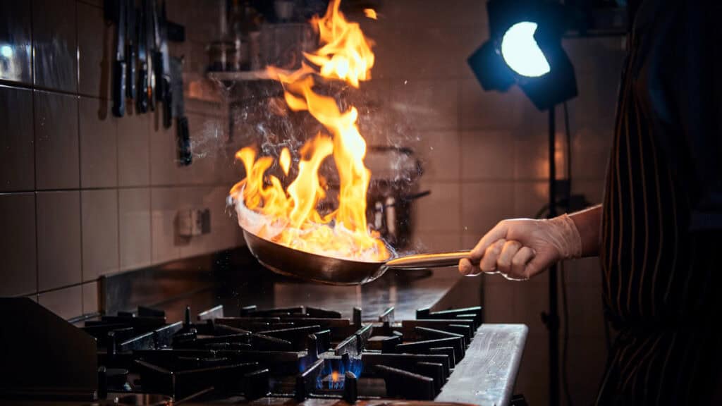 Cosa fare se l'olio prende fuoco mentre si cucina