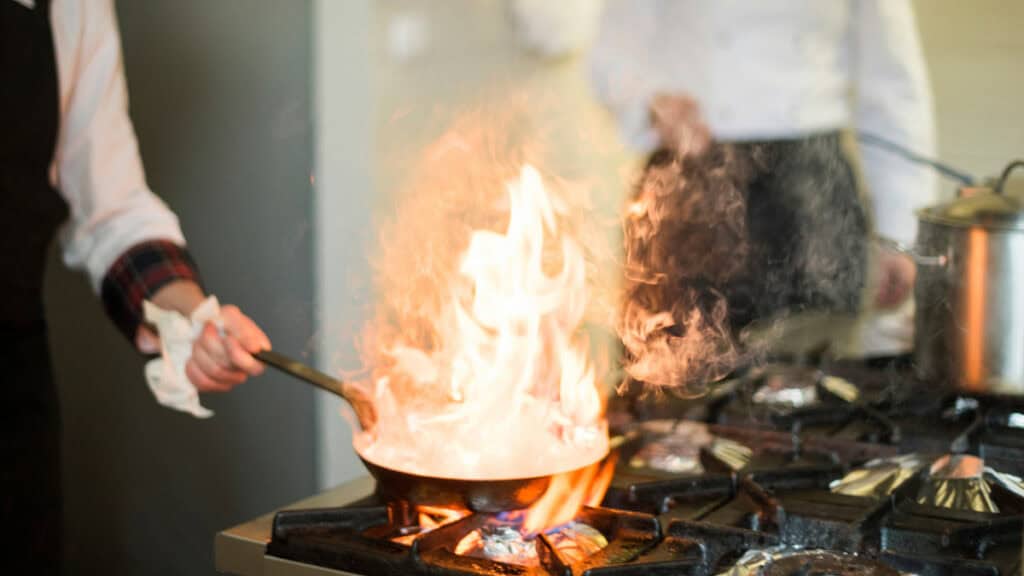 Cosa fare se l'olio prende fuoco mentre si cucina