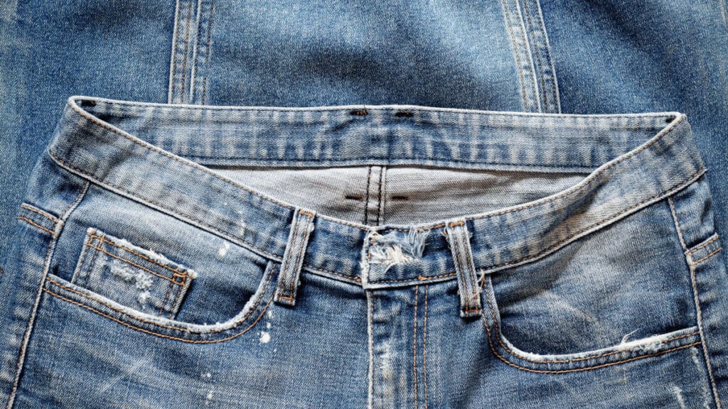 il trucco per allargare vecchi jeans