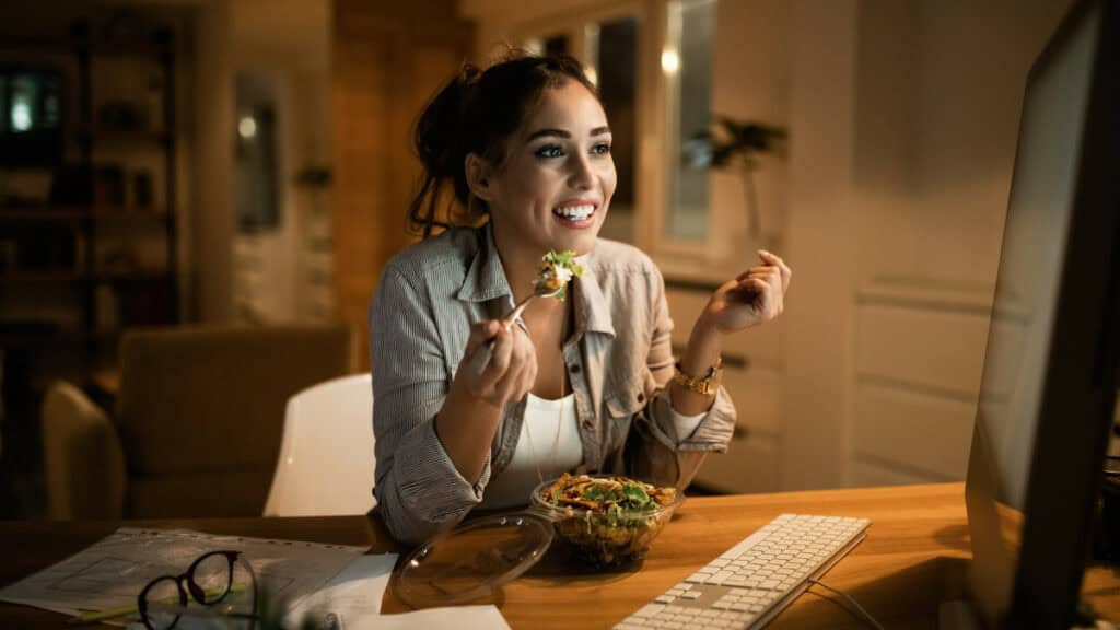 Ecco perché si dovrebbe evitare di mangiare dopo le 23