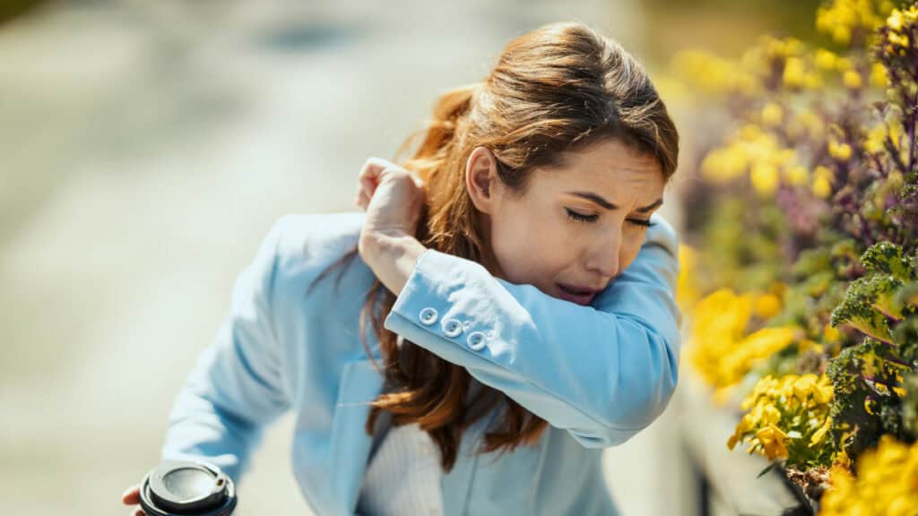 Ecco perché trattenere uno starnuto è pericoloso