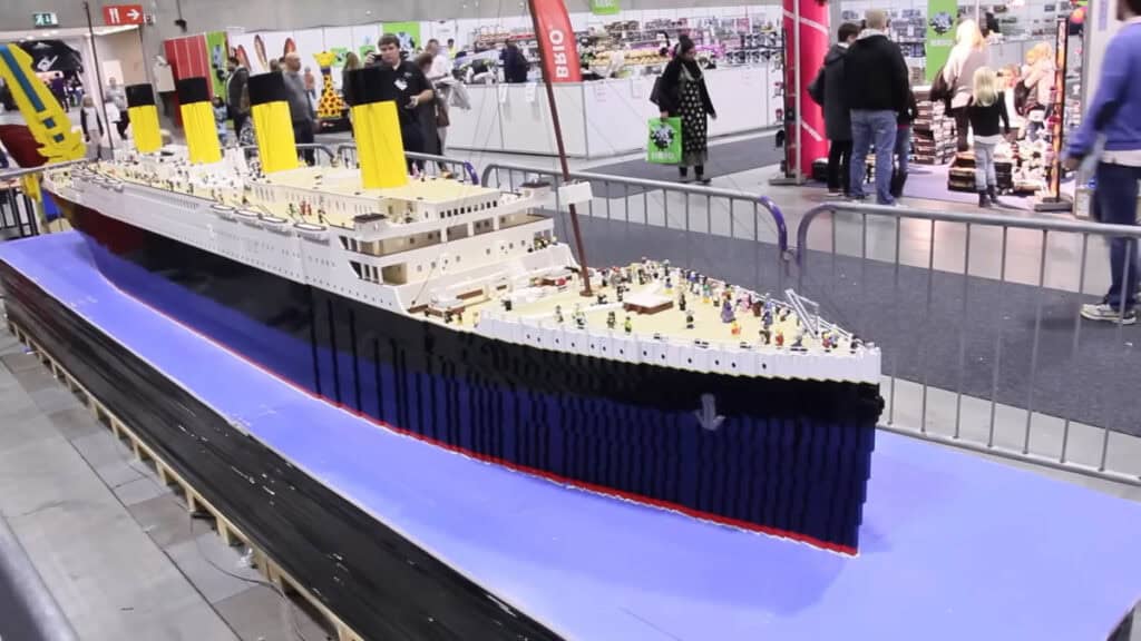 Brynjar Karl Birgisson, un ragazzo autistico, ha ricostruito il Titanic con 56.000 pezzi di Lego