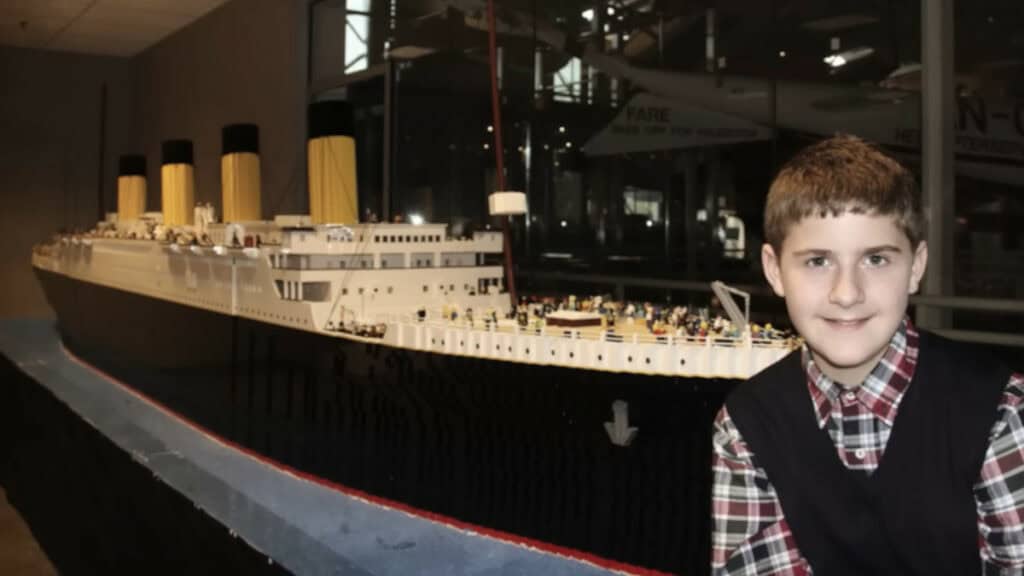 Brynjar Karl Birgisson, un ragazzo autistico, ha ricostruito il Titanic con 56.000 pezzi di Lego